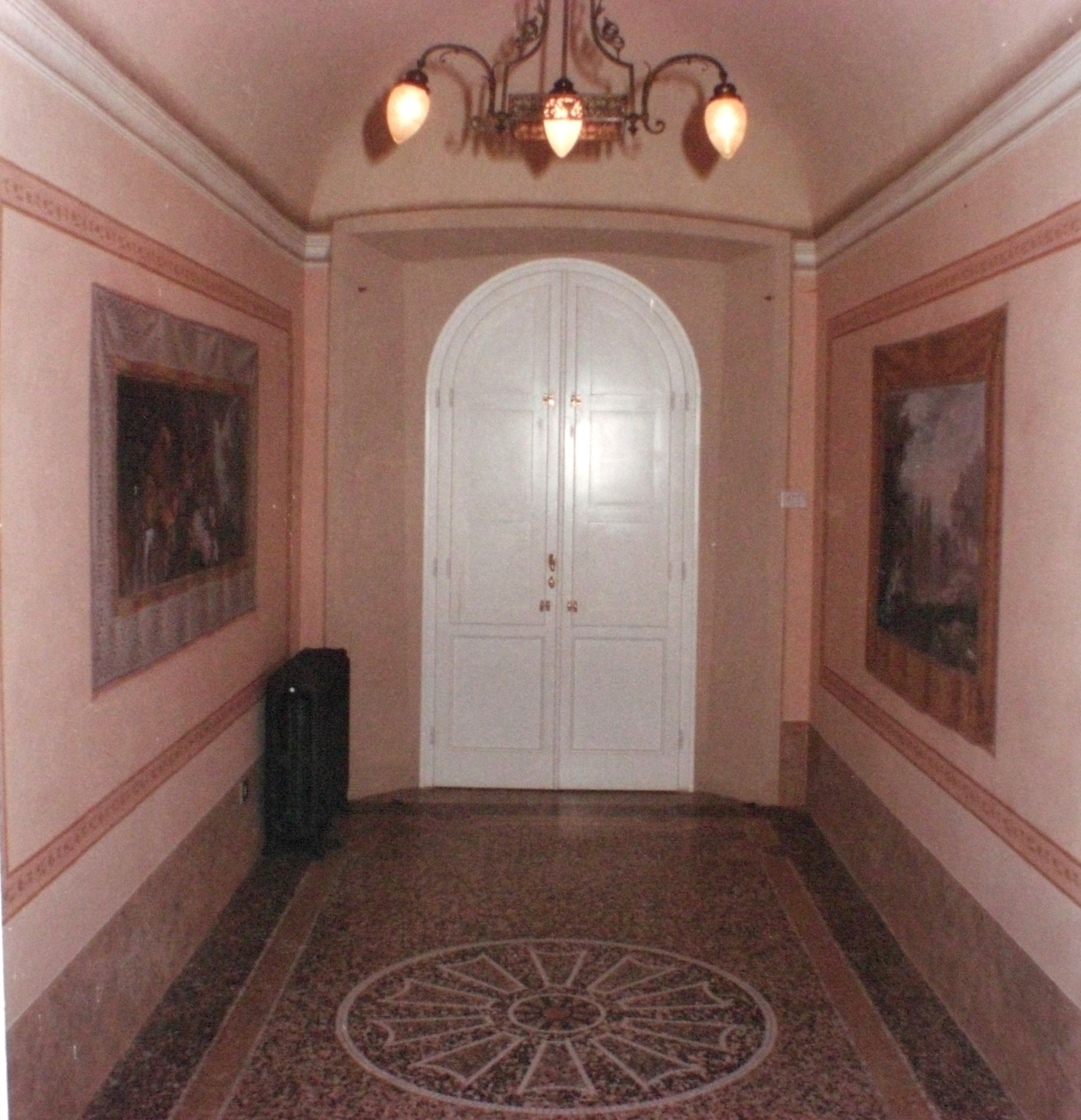 16- corridoio con arazzi dipinti